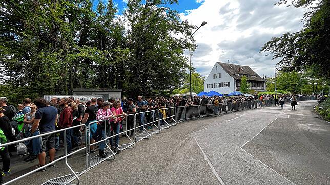 Die Fans stehen Schlange für den Termin mit der Band Die Ärzte: Erst erfolgt die Leibesvisitation, dann die Leibesübungen zum Song ...