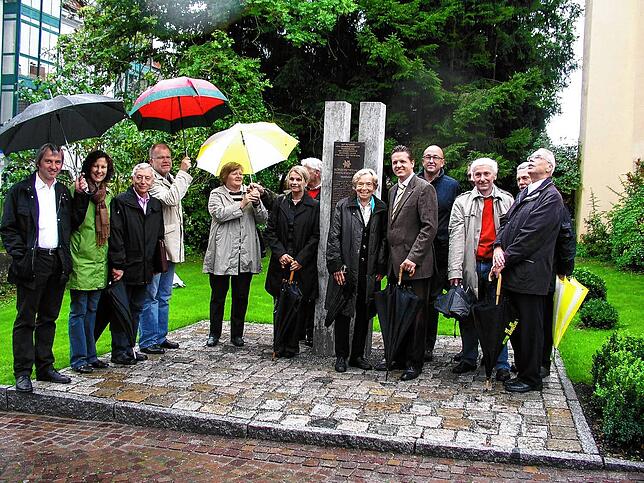 Elisabeth Stierle (Bildmitte) im Jahr 2008 neben dem damaligen Oberbürgermeister Thorsten Frei. Hier wird die Stele offiziell enthüllt, ...