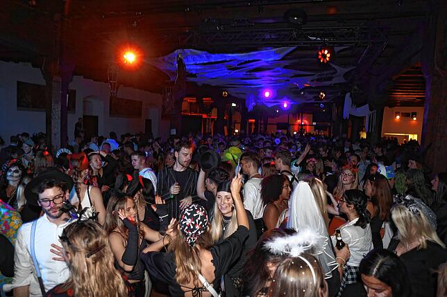 Bild 21: Schaurig-schöne Partystimmung mit Kürbis und Zombies