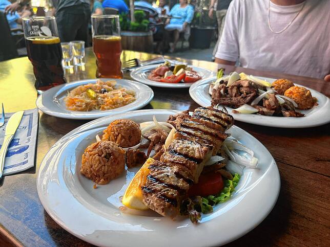 Die Hauptgerichte Gyros und Souvlaki mit den rustikalen Beilagensalaten.