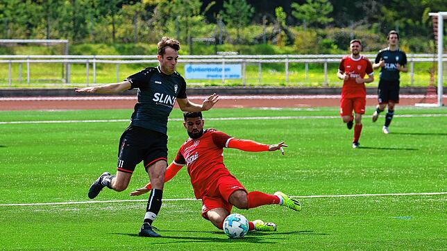 Kürsat Karakuscu (VfB Villingen, rechts) stoppt im Zweikampf den Bonndorfer Lars Baumgärtner.