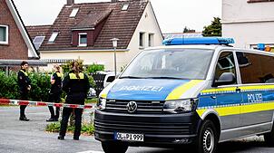 Ein Mann soll seine Kinder und seine Partnerin im niedersächsischen Oldenburg erschossen haben. Anschließend soll er sich selbst getötet ...
