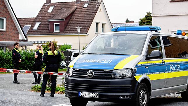 Ein Mann soll seine Kinder und seine Partnerin im niedersächsischen Oldenburg erschossen haben. Anschließend soll er sich selbst getötet ...