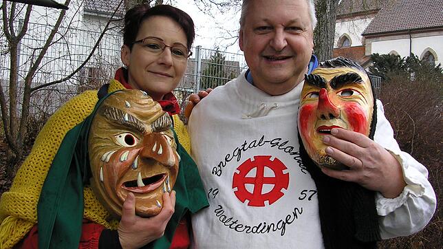 Sie freuen sich gemeinsam auf die närrischen Tage in Wolterdingen: Immerfroh-Weiherhexe Manuela Fehrenbach und Bregtal-Glonki-Müller ...