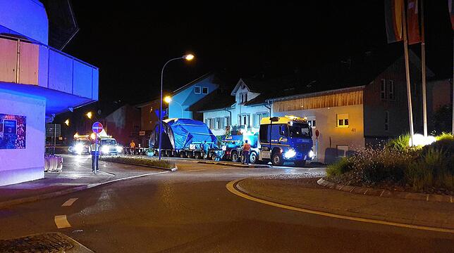 Bild 10: Mit Videos: Mit 300 Tonnen durch enge Straßen