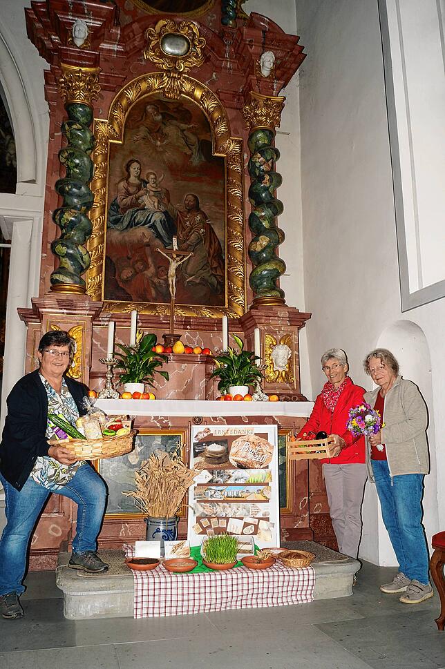 Zu dem diesjährigen Erntedankthema „Brotzeit“ haben Elvira Fruh, Ursula Wulf und Hildegard Maier die Entwicklung vom Korn ...