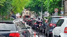 Das war 2023: Am 1. August stockt der Verkehr auf der Laube. Inzwischen kann auf der rechten Fahrspur, in Richtung Schnetztor, eine ...