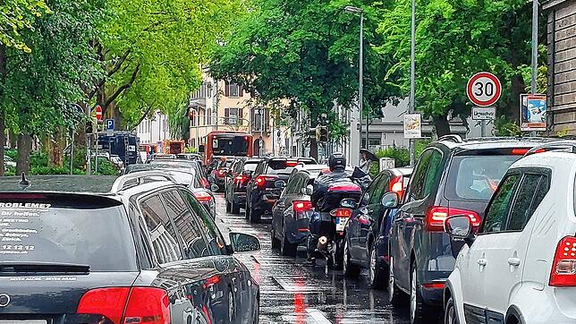 Das war 2023: Am 1. August stockt der Verkehr auf der Laube. Inzwischen kann auf der rechten Fahrspur, in Richtung Schnetztor, eine ...