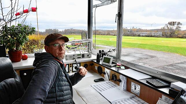 Jan Schumacher ist Flugleiter am Flughafen Konstanz. Für die nächsten zwei Jahre sollte sein Job an diesem Ort sicher sein. Wie der ...