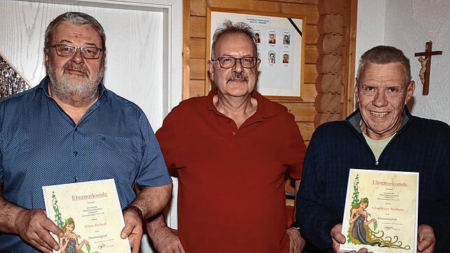 Der Vorsitzende Leo Greber (Mitte) ernennt bei der Hauptversammlung Hubert Siber (links) und Norbert Quarleiter zu Ehrenmitgliedern des ...