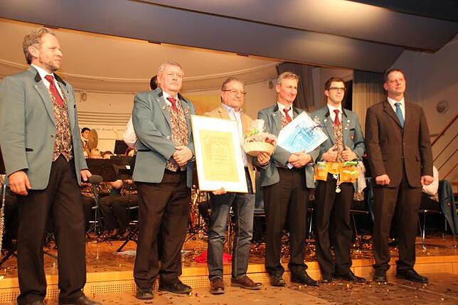 Verdiente Musiker wurden beim Jahreskonzert geehrt (von links): stellvertretender Vorsitzender Klaus Nipp, Herbert Reiß, Peter Fiederer, ...