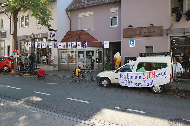 Diese Installation soll es vor Augen führen: Dort, wo sonst eine Fahrzeug steht, könnten acht Fahrräder abgestellt werden.