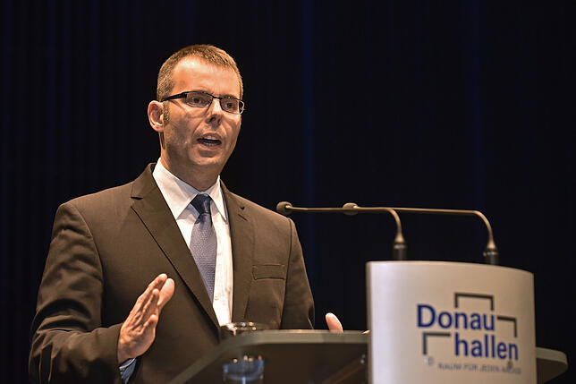 Hauptamtsleiter Tobias Butsch bei seiner Vorstellung in den Donauhallen.