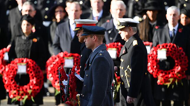 Harry und William (vorn) Seite an Seite beim Niederlegen eines Kranzes, rechts neben ihnen ist Prinz Andrew zu sehen.