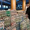 Dieser große Stapel an Wasserflaschen ist nur ein kleiner Teil der Spenden, die Schulleiter Thomas Umbscheiden mit seinen Helfern im ...
