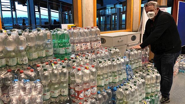 Dieser große Stapel an Wasserflaschen ist nur ein kleiner Teil der Spenden, die Schulleiter Thomas Umbscheiden mit seinen Helfern im ...