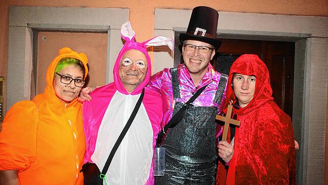 Bild 11: Buntes Treiben in der Niederburg &ndash; Hier sind die Hästräger und Schnurrgruppen unterwegs