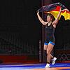 Der Triumphzug nach dem Finalkampf: Aline Rotter-Focken hat soeben Gold in Tokio gewonnen. Bild: AFP