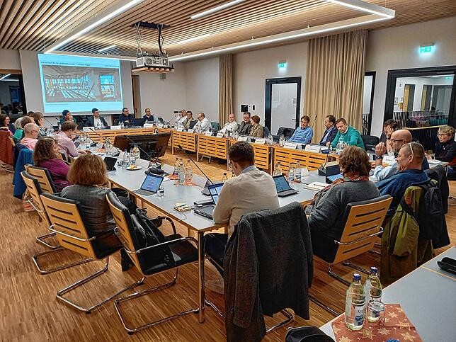Reichlich Diskussionsbedarf gab es im Gemeinderat über das Debakel der plötzlich um 20 Prozent gestiegenen Kosten der jüngst ...