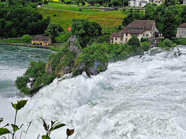 Mit ungeheurer Kraft rauschen die Wassermassen am Rheinfall in die Tiefe.