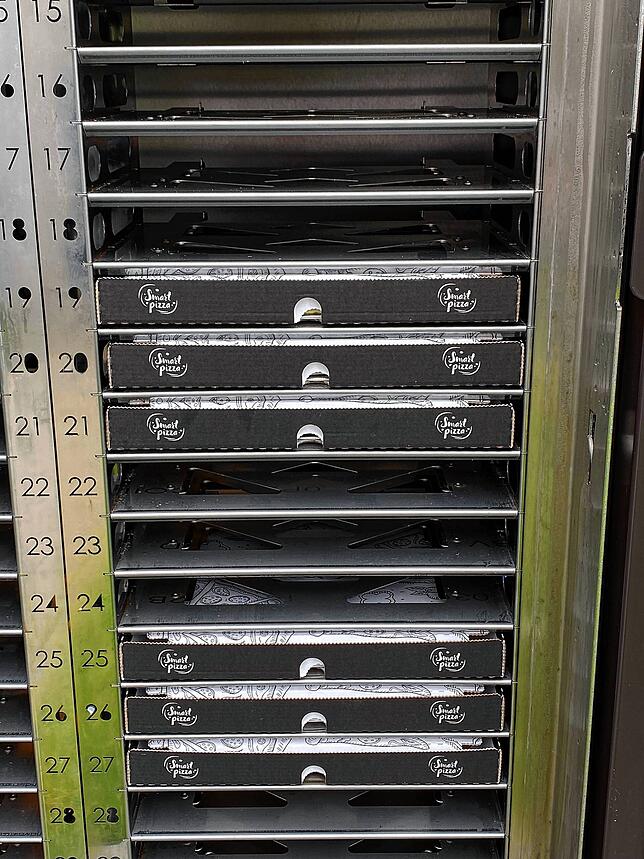Im Kühlraum im hinterenTeil des Automaten dürfen die Pizzen maximal 48 Stunden lagern.