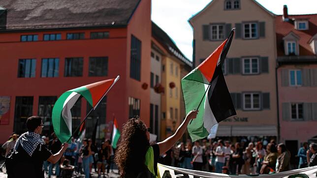 Auch in Konstanz gehen Menschen auf die Straße, um sich mit Palästina und den Menschen im Gazastreifen zu solidarisieren.