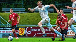 Wieder fit: Der Torjäger des SV 08 Laufenburg, Benedikt Illmann (Mitte), ist nach Verletzungsproblemen zu Saisonbeginn wieder voll ...