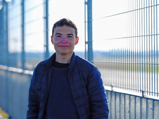 Der 17-jährige Schüler Philippe Moillen ist Planespotter und hält die Landung für seinen Youtube-Kanal fest.
