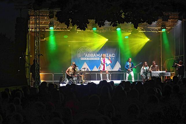 Bild 2: ABBA und Applaus: Sound Beach Festival sorgt für ausgelassene Stimmung im Überlinger Uferpark