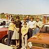 Kerstin Skodell direkt neben dem VW Golf. Daneben sind ihre Freundin und ein Teil beider Familien zu sehen.