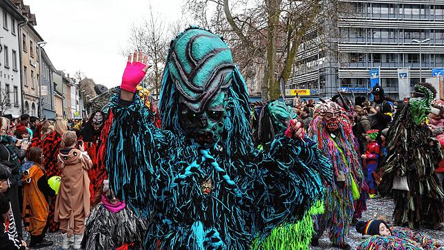 Bild 26: Großer Umzug 2023: Die Konstanzer Narren baden im Konfettiregen