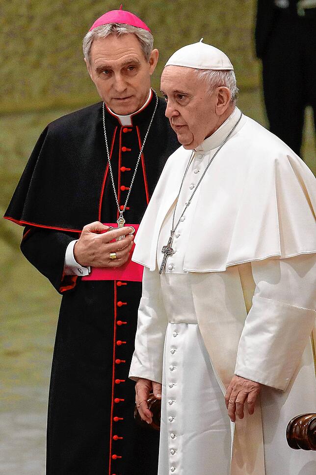 Papst Franziskus (r) spricht bei seiner wöchentlichen Generalaudienz in der Vatikanischen Audienzhalle mit Georg Gänswein, ...