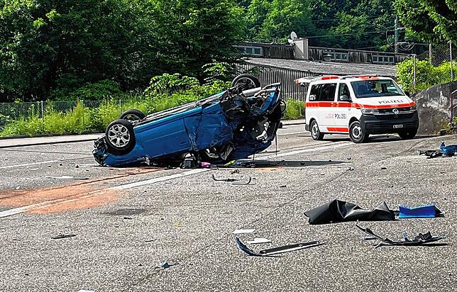 Der Fahrer des Autos wurde bei der Frontalkollision schwer verletzt, ebenso die Beifahrerin des Lieferwagens.