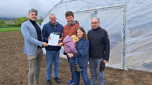 Bürgermeister Alexander Guhl (zweiter von links) hat jetzt dem neu gegründeten Verein Solawi Rheinacker offiziell den Pachtvertrag für ...