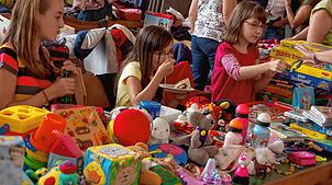 Bei Kinderkleiderbörsen findet oftmals nicht nur Kleidung sondern auch Spielzeug neue Besitzer. Allerdings gelten sonntags dabei ...