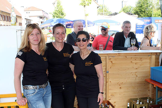 Da besucht man doch gerne die Pils-Bar: Diana Glatz, Viola Ivankovic und Reyes Feria Moreno von der Bewirtungs-Mannschaft.