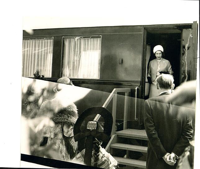 Queen Elisabeth wird am damaligen Salemer Bahnhof empfangen.
