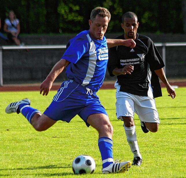 Unvergessen: In seinem ersten Spiel für den SV 08 Laufenburg traf Carlos Santos (hinten) am 16. August 2008 nach 33 Minuten zum 1:0 ...