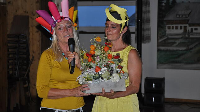 Corinna Vogt dankt Michaela Bruder für die Organisation des Helferfestes in Brenden.