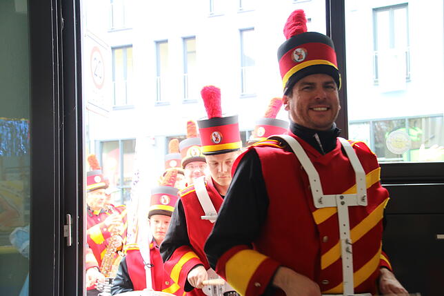 Bild 13: Narren besuchen am Rosenmontag die SÜDKURIER-Redaktion (Teil 2)