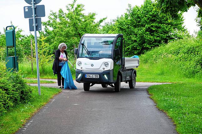 Der Bauhof der Gemeinde hat die Putzete organisiert und unterstützt die Helfer.