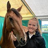 Lea-Sophie Gut mit ihrem Pferd Canturia freuen sich über die sehr pferde-freundlichen Bedingungen auf dem Turnier.