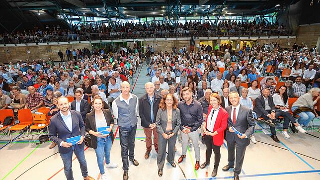 Sie freuen sich über die große Resonanz (von links): Die Moderatoren Dominique Hahn und Anna-Maria Schneider, die Kandidaten Michael ...