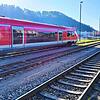 Bis Dezember 2027 soll die Hochrheinbahn, hier eine Regionalbahn im Bahnhof Waldshut, elektrifiziert sein. Bis dahin müssen Bahnfahrer ...