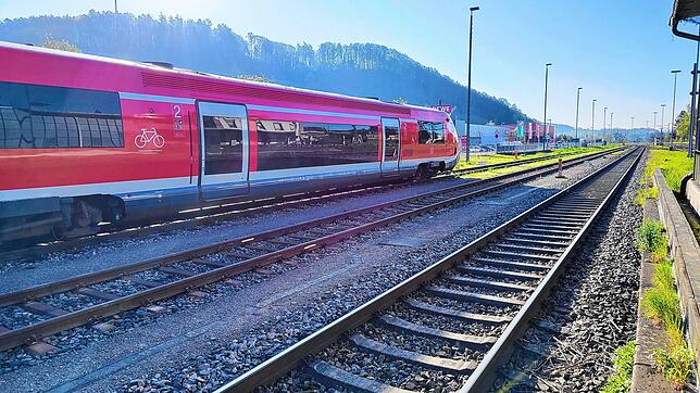 Bis Dezember 2027 soll die Hochrheinbahn, hier eine Regionalbahn im Bahnhof Waldshut, elektrifiziert sein. Bis dahin müssen Bahnfahrer ...
