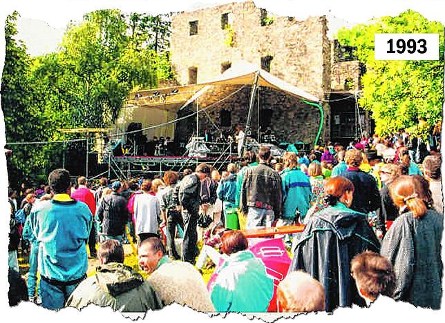 1993 stand die Bühne noch auf der anderen Seite der Karlsbastion und das Publikum blickte nicht in die Landschaft, sondern auf die ...