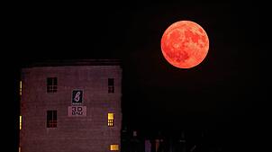 Der Erdbeermond in der Nacht auf Mittwoch in Konstanz. Obwohl der Mond rot aussehen kann, heißt er nicht wegen der Farbe so.