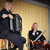 Als unschlagbares Bühnen-Duo traten Christine Schmid und Peter Schell am Freitag in der Herrischrieder Rotmooshalle auf.