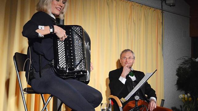 Als unschlagbares Bühnen-Duo traten Christine Schmid und Peter Schell am Freitag in der Herrischrieder Rotmooshalle auf.