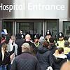 Vor dem Eingang des Krankenhauses warten die Briten ungeduldig auf die Nachricht.